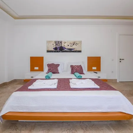 Sleeps 12 With Pool And Air Con Καλκάν